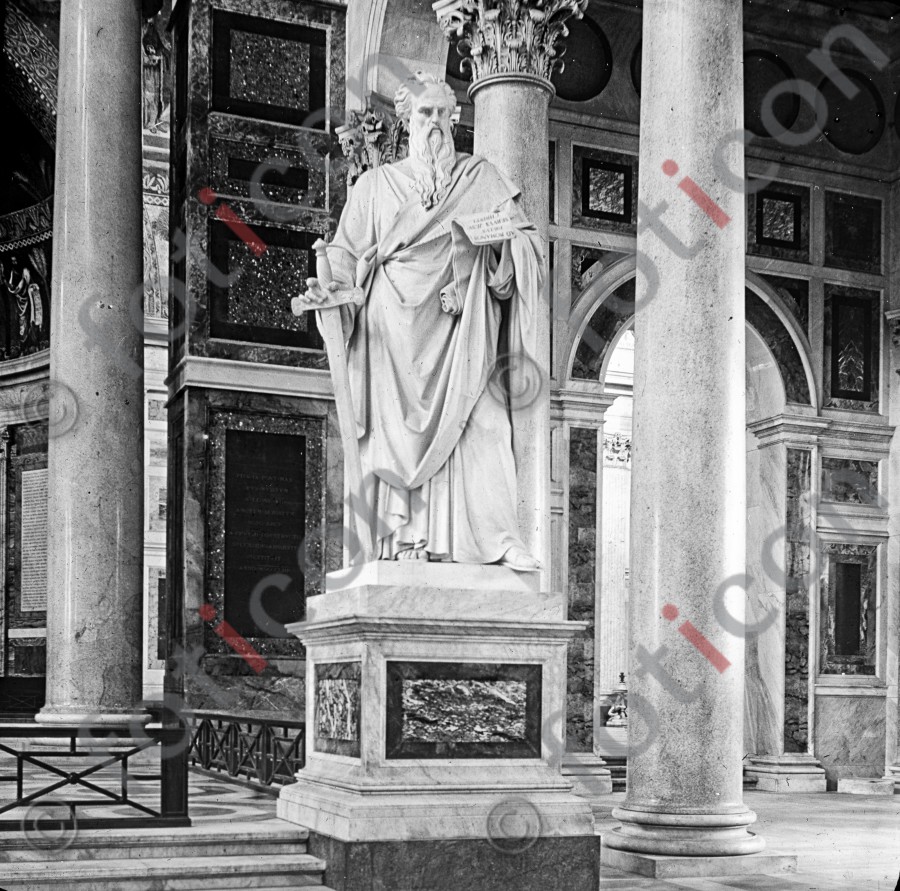 Kolossalstatue des hl. Paulus  | Colossal stone statue of St. Paul (foticon-simon-037-055-sw.jpg)